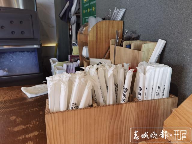 昆明多家奶茶店陆续更换纸吸管（ 春城晚报-开屏新闻记者 刘文波 实习生 胡正男 摄）