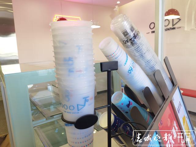 昆明多家奶茶店陆续更换纸吸管（ 春城晚报-开屏新闻记者 刘文波 实习生 胡正男 摄）