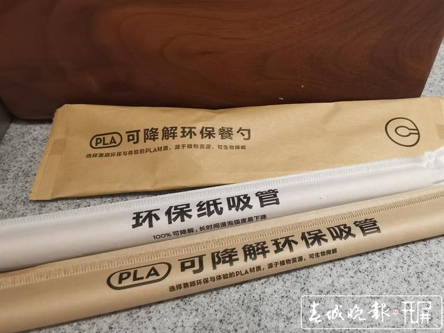 昆明多家奶茶店陆续更换纸吸管（ 春城晚报-开屏新闻记者 刘文波 实习生 胡正男 摄）