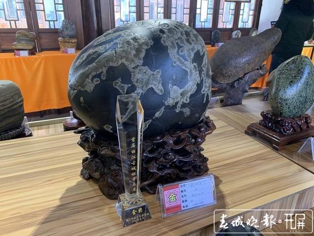 423方石头斗“奇” 丽江古城杯奇石展开展 图片由@和琪提供