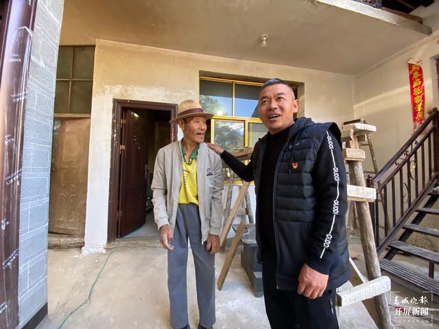 【2020迪庆故事】 乡村旅游成就小康生活（春城晚报-开屏新闻记者 木晓雯 周柯妤 王宇衡 摄影报道）村民盖上新房子1.jpg