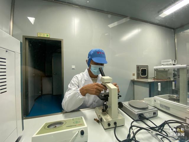 【2020迪庆故事】 乡村旅游成就小康生活（春城晚报-开屏新闻记者 木晓雯 周柯妤 王宇衡 摄影报道）当地土特产流水线生产包装 给当地年轻人提供就业岗位4.jpg