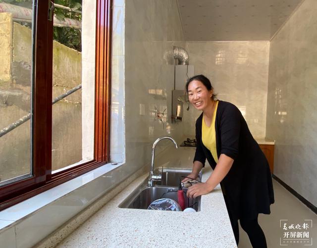 【2020迪庆故事】 乡村旅游成就小康生活（春城晚报-开屏新闻记者 木晓雯 周柯妤 王宇衡 摄影报道）村民盖上新房子3.jpg