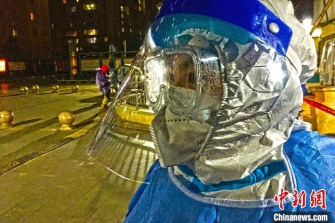 3天时间,这支由20人组成的采样分队完成了约3万名居民的咽拭子采集任务。图片由陆军军医大学士官学校附属医院提供 3天时间,这支由20人组成的采样分队完成了约3万名居民的咽拭子采集任务。图片由陆军军医大学士官学校附属医院提供