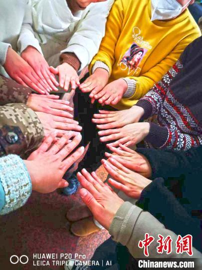 医疗队员们被冻伤的手。图片由陆军军医大学士官学校附属医院提供 医疗队员们被冻伤的手。图片由陆军军医大学士官学校附属医院提供