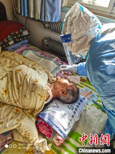 医疗队员入户为居民进行核酸采样。图片由陆军军医大学士官学校附属医院提供 医疗队员入户为居民进行核酸采样。图片由陆军军医大学士官学校附属医院提供