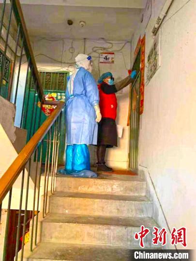 医疗队员上门进行核酸采样。图片由陆军军医大学士官学校附属医院提供 医疗队员上门进行核酸采样。图片由陆军军医大学士官学校附属医院提供