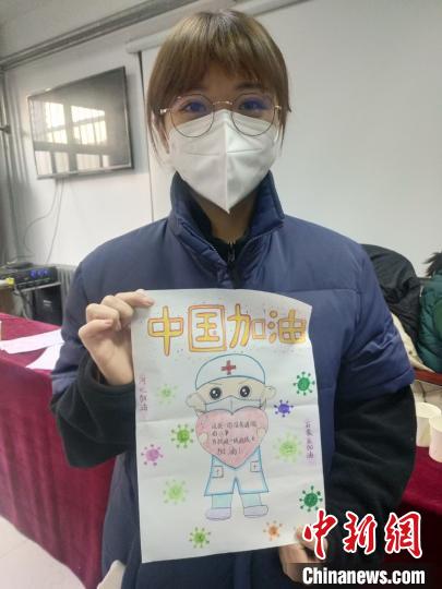 孩子们为医疗队员送去表达感谢的图画。图片由陆军军医大学士官学校附属医院提供 孩子们为医疗队员送去表达感谢的图画。图片由陆军军医大学士官学校附属医院提供