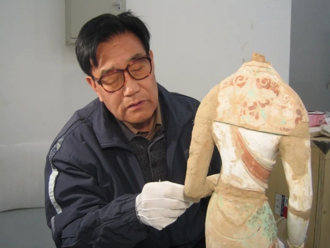 △2010年，敦煌研究院藏唐代彩塑菩萨像修复。（李波拍摄）