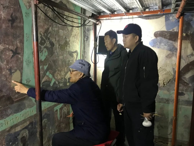 △李云鹤（左）、儿子李波（中）、孙子李晓洋（右）2019年莫高窟465窟工作现场（庄岳拍摄）