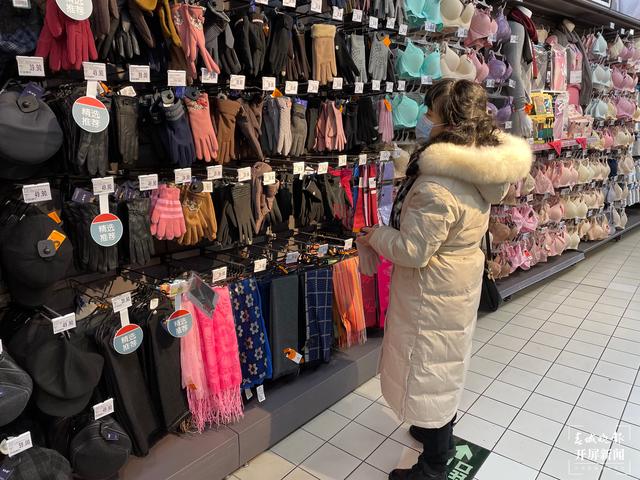 线下,昆明人“抗寒大作战”,线上,云南保暖类商品销量增速排名全国第一位(春城晚报-开屏新闻记者 朱婉琪 摄影报道)