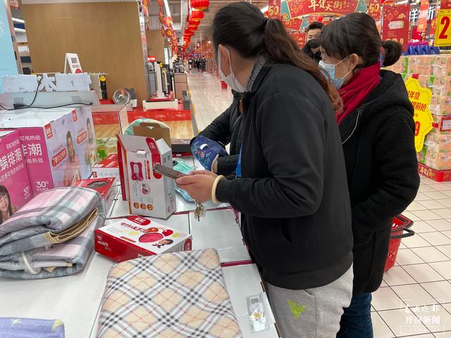 线下,昆明人“抗寒大作战”,线上,云南保暖类商品销量增速排名全国第一位(春城晚报-开屏新闻记者 朱婉琪 摄影报道)