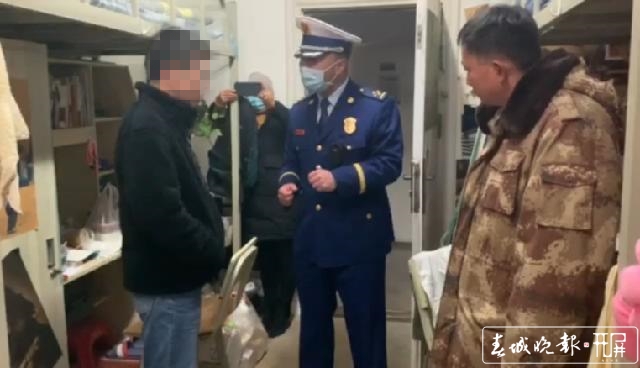 　昆明一高校学生在宿舍用明火取暖被举报 供图