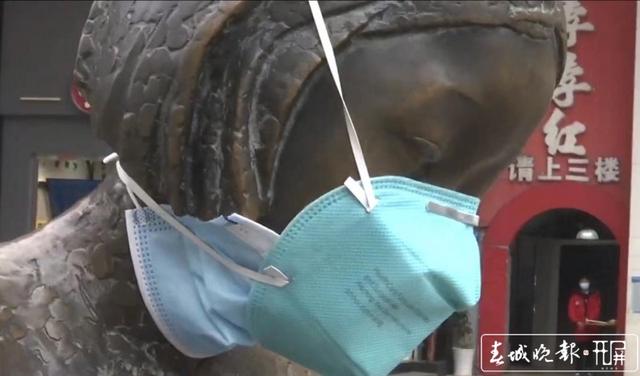昆明市中心铜像被戴上口罩 刘嘉 实习生 穆华芳 肖睿 摄