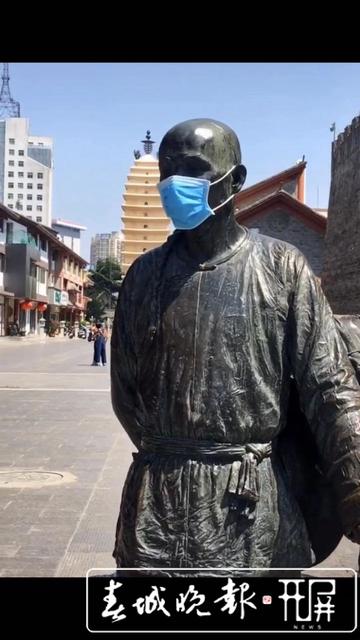 昆明市中心铜像被戴上口罩 刘嘉 实习生 穆华芳 肖睿 摄