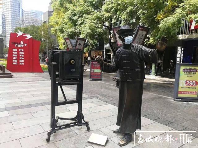 昆明市中心铜像被戴上口罩 刘嘉 实习生 穆华芳 肖睿 摄