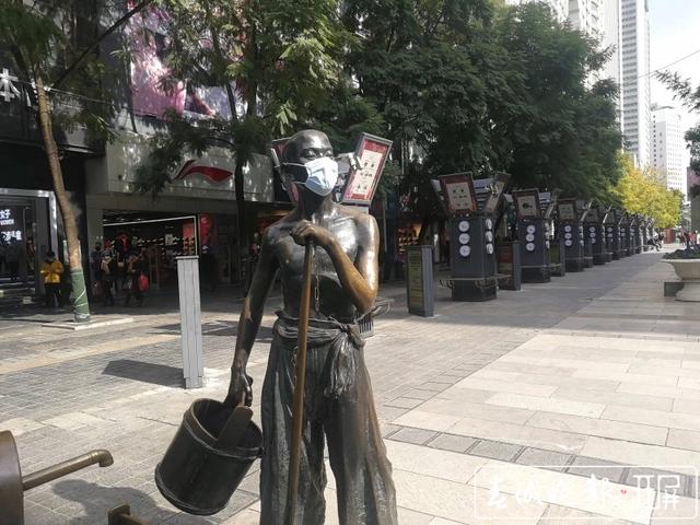 昆明市中心铜像被戴上口罩 刘嘉 实习生 穆华芳 肖睿 摄