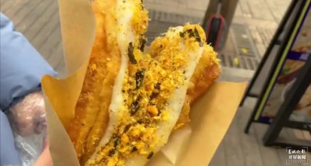 “这种吃法也算新奇”油条“撞”麻糍,网红小吃登录昆明(春城晚报-开屏新闻记者 刘嘉 实习生 肖睿 穆华芳 摄影报道)