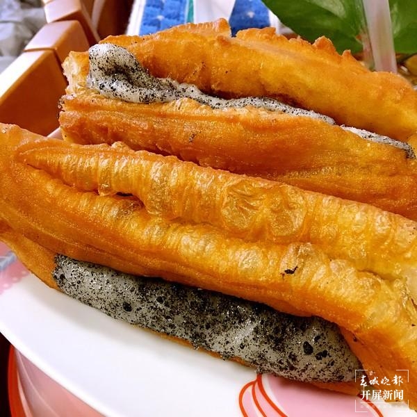 “这种吃法也算新奇”油条“撞”麻糍,网红小吃登录昆明(春城晚报-开屏新闻记者 刘嘉 实习生 肖睿 穆华芳 摄影报道)