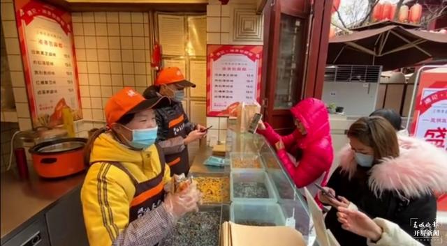 “这种吃法也算新奇”油条“撞”麻糍,网红小吃登录昆明(春城晚报-开屏新闻记者 刘嘉 实习生 肖睿 穆华芳 摄影报道)