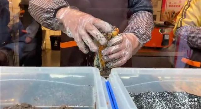 “这种吃法也算新奇”油条“撞”麻糍,网红小吃登录昆明(春城晚报-开屏新闻记者 刘嘉 实习生 肖睿 穆华芳 摄影报道)