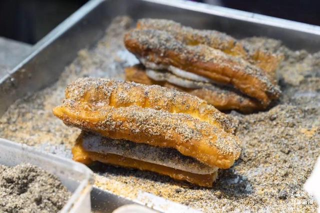 “这种吃法也算新奇”油条“撞”麻糍,网红小吃登录昆明(春城晚报-开屏新闻记者 刘嘉 实习生 肖睿 穆华芳 摄影报道)