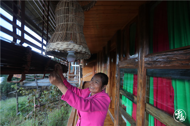 德宏扶贫攻坚-盈江县苏典乡下勐劈民族特色村20171128A012牛棚变宾馆 农户当老板（杨峥 摄）.jpg