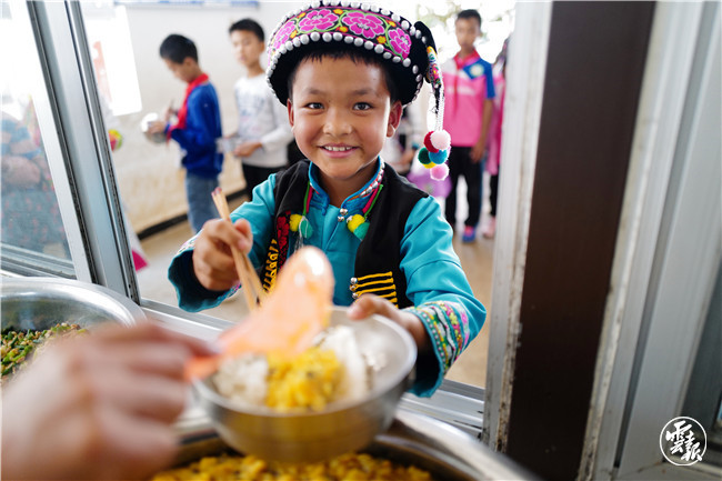 20200514F155“木老元乡民族学校的布朗族学生在食堂打饭，每天一荤两素一汤保障健康.jpg