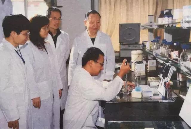 2008年,卢永根在实验室指导学生 图源:南方日报