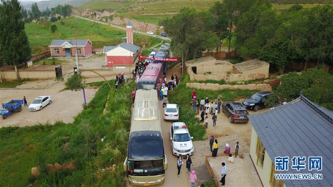 (新华全媒头条·百万大移民·图文互动)(2)从大山深处到大河之畔——宁夏持续移民百万“拔穷根”启示