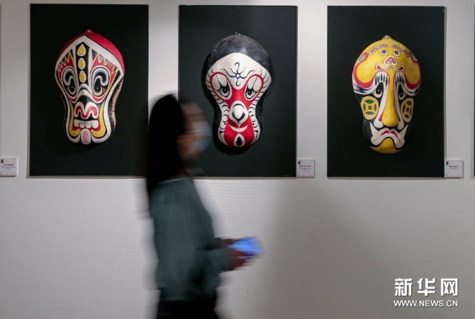 1月27日，观众在澳大利亚悉尼中国文化中心参观“水韵江苏·寻趣非遗”文创展。