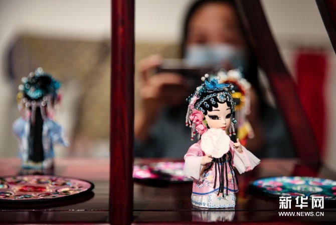 这是1月27日在澳大利亚悉尼中国文化中心拍摄的“水韵江苏·寻趣非遗”文创展上的文创产品。新华社记者 白雪飞 摄