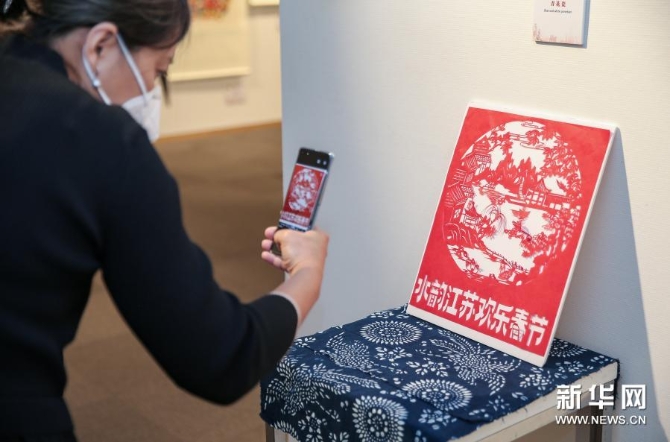 1月27日，观众在澳大利亚悉尼中国文化中心参观“水韵江苏·寻趣非遗”文创展。新华社记者 白雪飞 摄