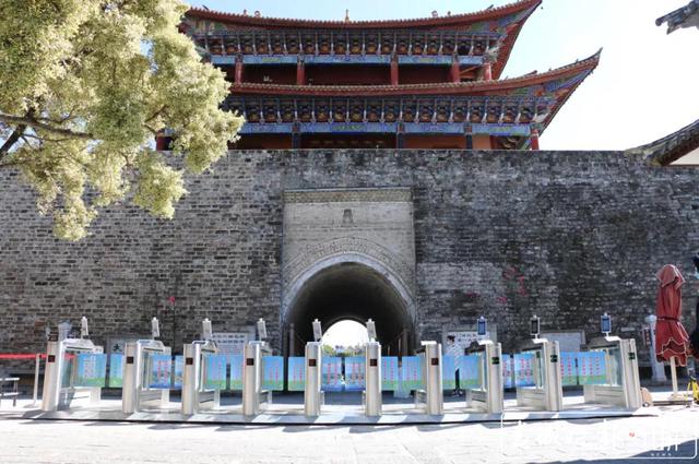 大理古城智能道闸（春城晚报-开屏新闻记者 秦蒙琳 通讯员 杨旭芬 摄）