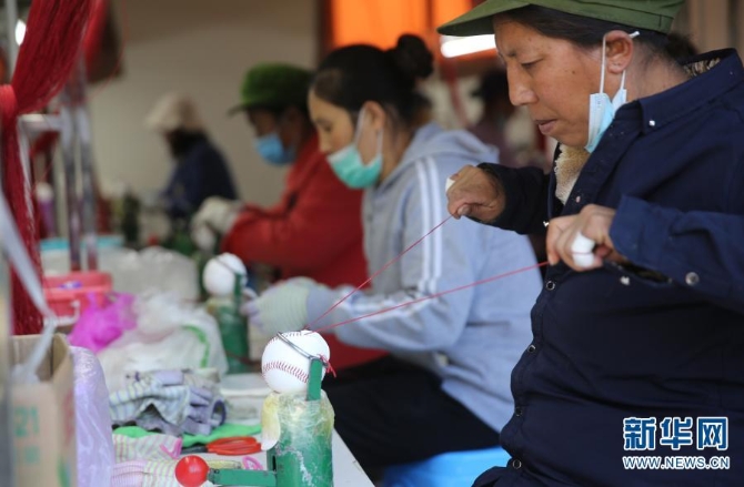 1月27日,云南怒江傈僳族自治州泸水市群众在叶子花安置点的棒球缝制车间工作。 1月27日,云南怒江傈僳族自治州泸水市群众在叶子花安置点的棒球缝制车间工作。