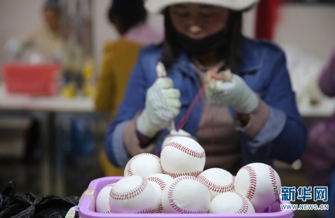 1月27日,云南怒江傈僳族自治州泸水市群众在叶子花安置点的棒球缝制车间工作。1 1月27日,云南怒江傈僳族自治州泸水市群众在叶子花安置点的棒球缝制车间工作。1