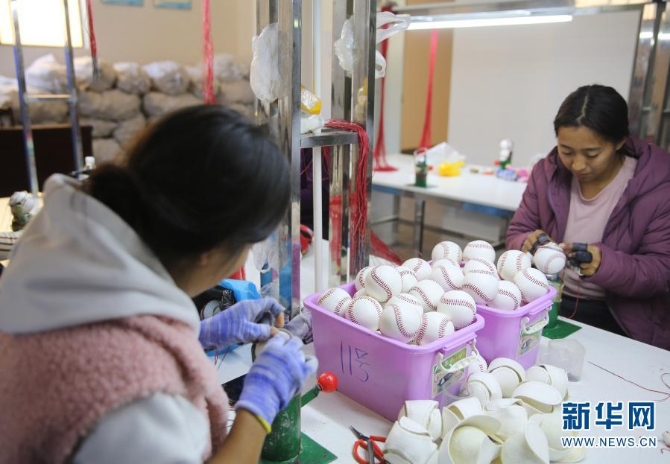 1月27日,云南怒江傈僳族自治州泸水市群众在城墙坝安置点的棒球缝制车间工作。 1月27日,云南怒江傈僳族自治州泸水市群众在城墙坝安置点的棒球缝制车间工作。