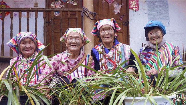 独龙族文面女在新居合影。(中为李文仕).jpg 独龙族文面女在新居合影。(中为李文仕).jpg