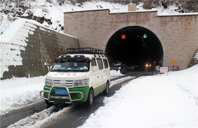 王军的农村客运车辆雪花飘飘中驶出独龙江公路高黎贡山隧道。王靖生摄.JPG 王军的农村客运车辆雪花飘飘中驶出独龙江公路高黎贡山隧道。王靖生摄.jpg