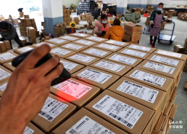 消费者线上购购购，昆明多家电商平台“年货节”春节不打烊