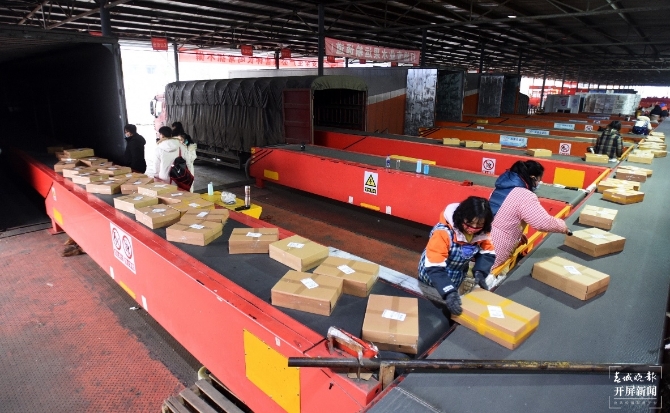 消费者线上购购购，昆明多家电商平台“年货节”春节不打烊