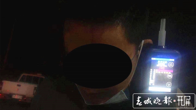“你们不能侵犯我的肖像权～”德宏男子醉驾遇交警夜查时振振有词（记者：崔敏 通讯员：杨玮 摄影报道）