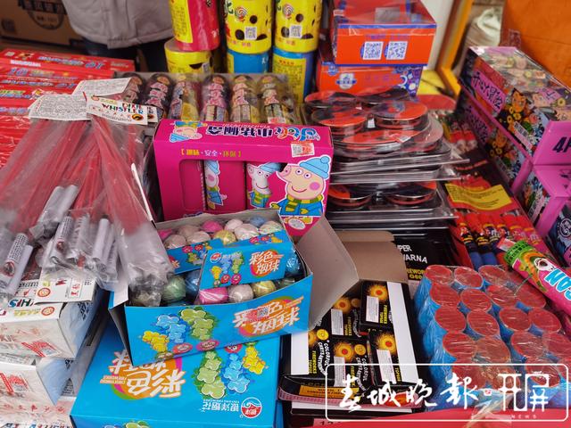 昆明烟花爆竹热销，销量同比上涨近40%！（记者：刘文波 摄影报道）