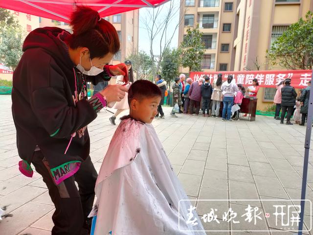 禄丰异地扶贫搬迁安置点喜气洋洋 (2).jpg