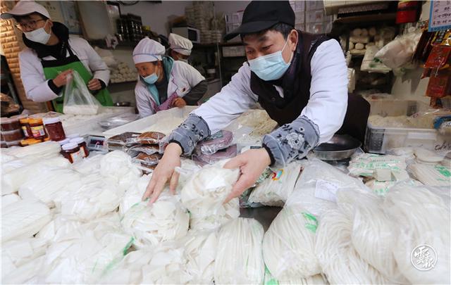 最是人间烟火气！昆明篆新农贸市场热闹非凡年味浓（记者：杨峥 摄影报道4.jpg