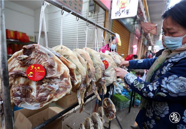最是人间烟火气！昆明篆新农贸市场热闹非凡年味浓（记者：杨峥 摄影报道5.jpg