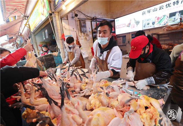 最是人间烟火气！昆明篆新农贸市场热闹非凡年味浓（记者：杨峥 摄影报道7.jpg