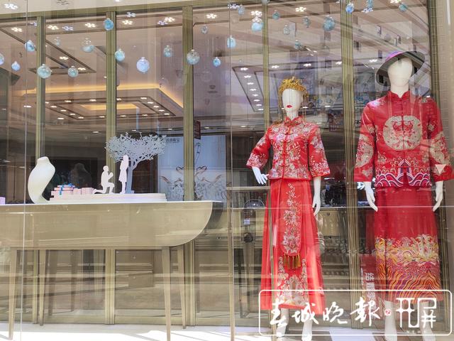 春节假期黄金销售出现小高峰，年轻人购金热情高涨 (1).jpg