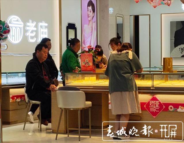 春节假期黄金销售出现小高峰，年轻人购金热情高涨 (2).jpg