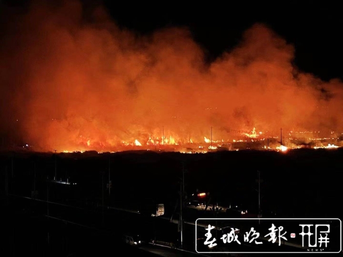 昆明一售楼部附近空地突发大火！现场火光冲天